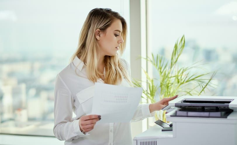 locacao de impressoras para empresas 573beeb4 mulher imprimindo documentos representando a locação de impressoras para empresas